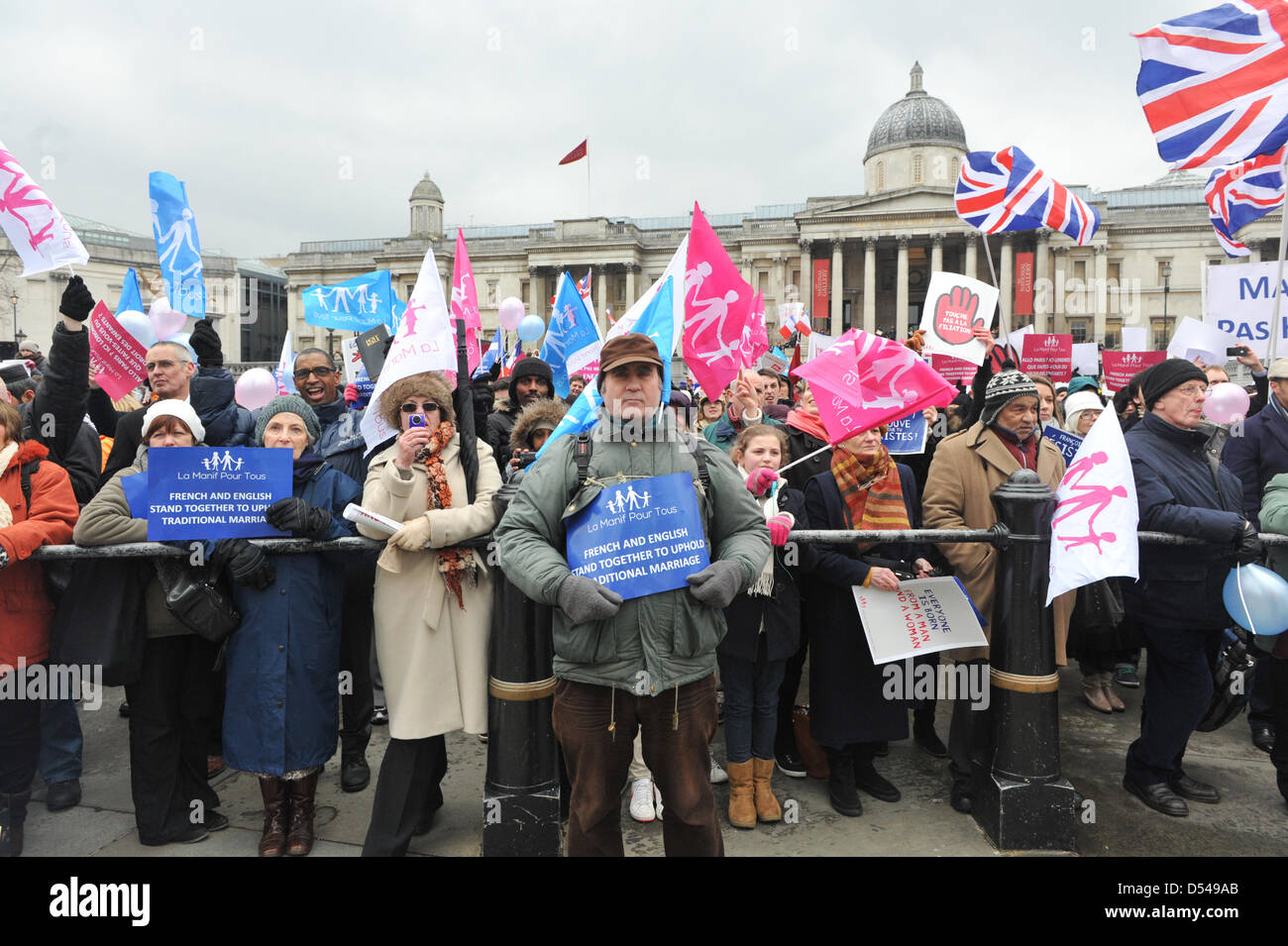 Trafalgar Square, Londres, Royaume-Uni. Le 24 mars 2013. Les manifestants tiennent bannières et drapeaux dans un anti-mariage gay manifestation à Londres par les Britanniques et Français. Crédit : Matthieu Chattle/Alamy Live News Banque D'Images