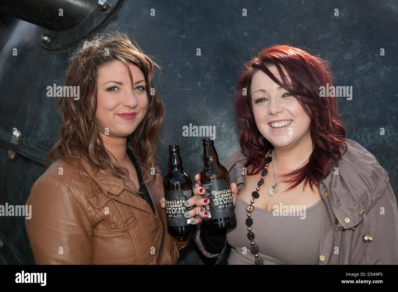 Ramsbottom, Lancashire, UK Dimanche 24 Mars, 2013. Rachel Ashe, 23 et Sophie Clayton, 22 à partir de la 5e à Summerseat Chocolate Festival, tenu à Bridge Street, Ramsbottom, dernières années, gagnant du Prix du tourisme 2012 Manchester "Meilleur petit événement." Deux jours de marché du chocolat avec un repas en plein air, de la bière tente, Children's craft sessions, et une mini ferme. Banque D'Images