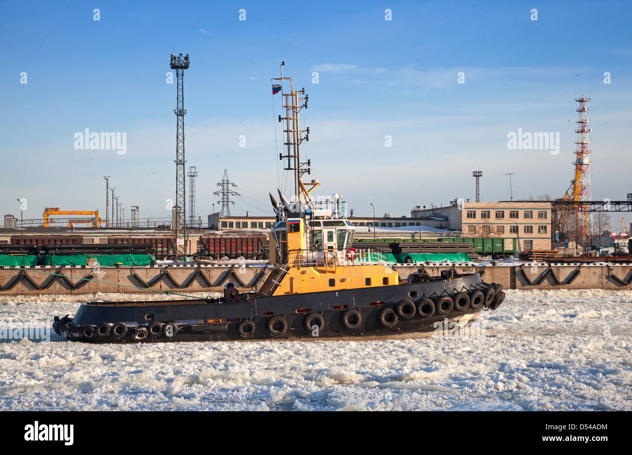 Petit bateau remorqueur passe par le canal de glace dans le port de Saint-Pétersbourg port marchand Banque D'Images