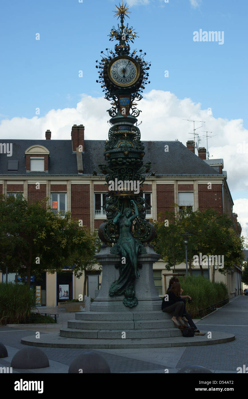 Ciel bleu de l'horloge d'or bâtiments fantaisie amoureux Banque D'Images