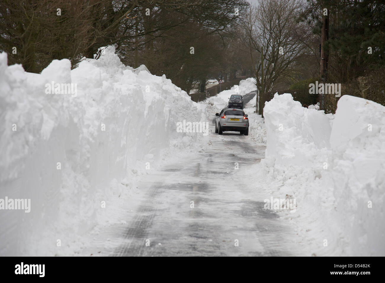 Une voiture l'inversion dans la neige profonde dérive sur un chemin de campagne dans le Lancashire Banque D'Images