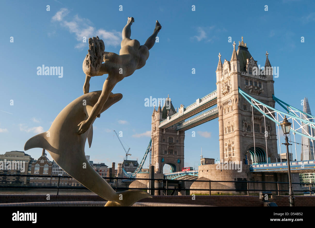 "Girl avec un dauphin" La sculpture de David Wynne et le Tower Bridge, London, England, UK Banque D'Images