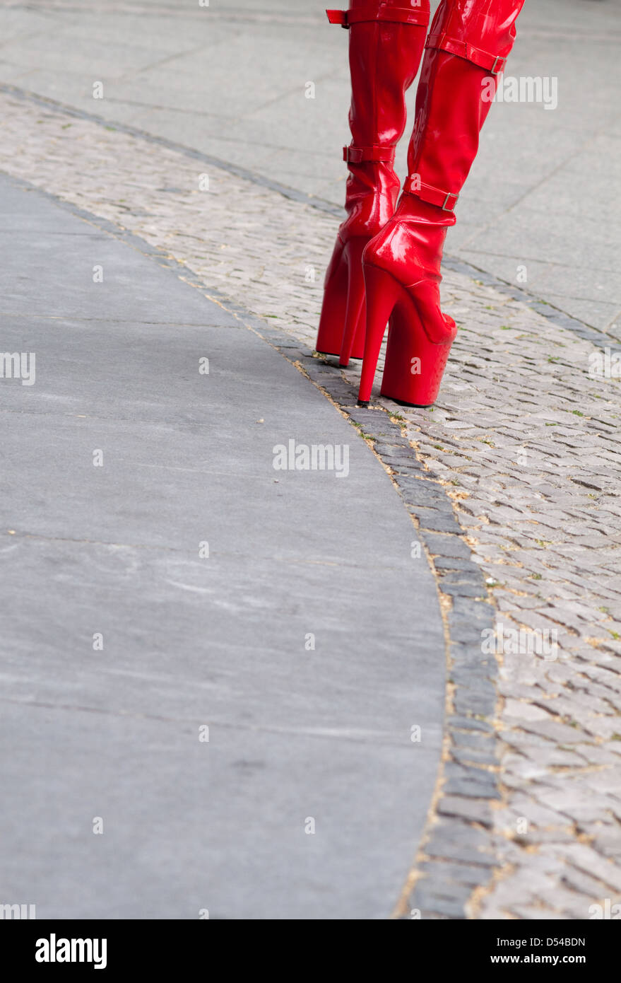 Berlin, Allemagne, un travesti en haute bottes en cuir Photo Stock - Alamy