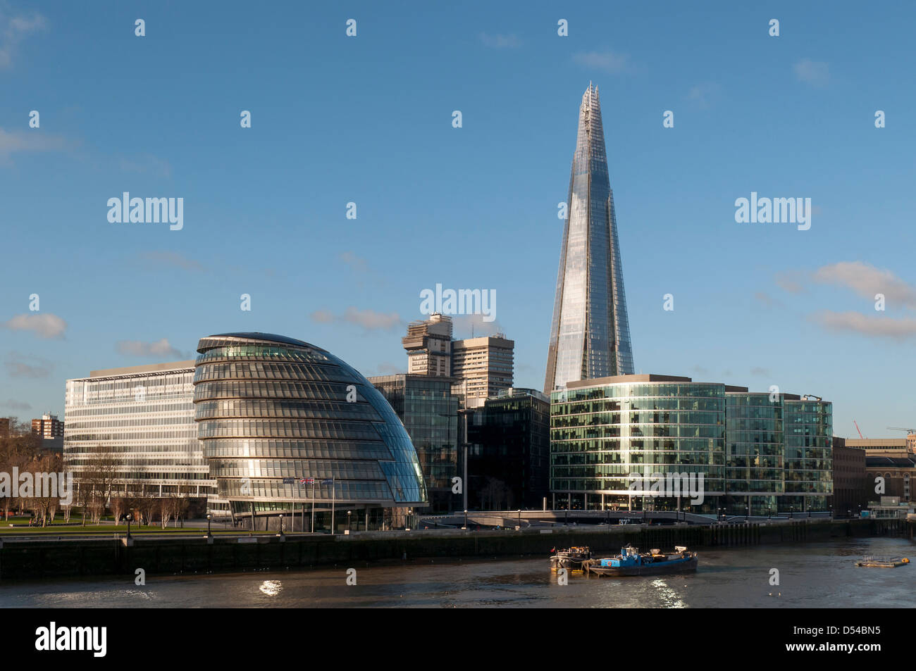 London City Hall (GLA) et l'édifice, catégorie gratte-ciel d'échardes comme vu de Tower Bridge, England, UK Banque D'Images