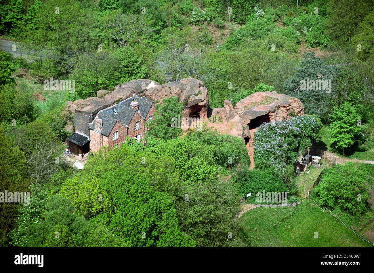 Vue aérienne de rock houses taillée dans le grès à Austin Saint Rock Kinver Edge West Midlands Banque D'Images