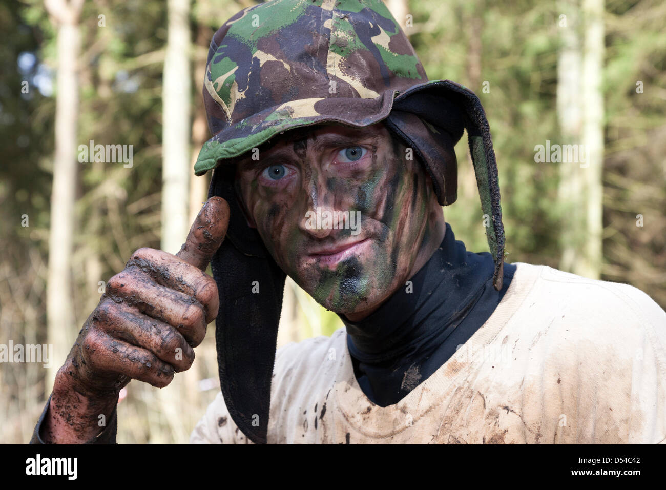 Kilmarnock, UK. 24 mars 2013. Mud Run organisé au Château Craufurdland Estate, près de Kilmarnock. Malgré les récentes intempéries environ 200 coureurs de boue ont pris part à la course annuelle de l'autre côté de la succession. La route a été de plus de 10 kilomètres à travers des bois, des rivières et des fossés remplis d'eau de nombreux coureurs ont été parrainés pour les organismes de bienfaisance. Banque D'Images