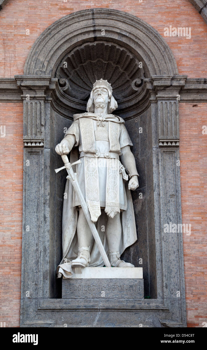 Palazzo Reale, Statue de Ruggiero il Normanno, Naples, Italie Photo ...