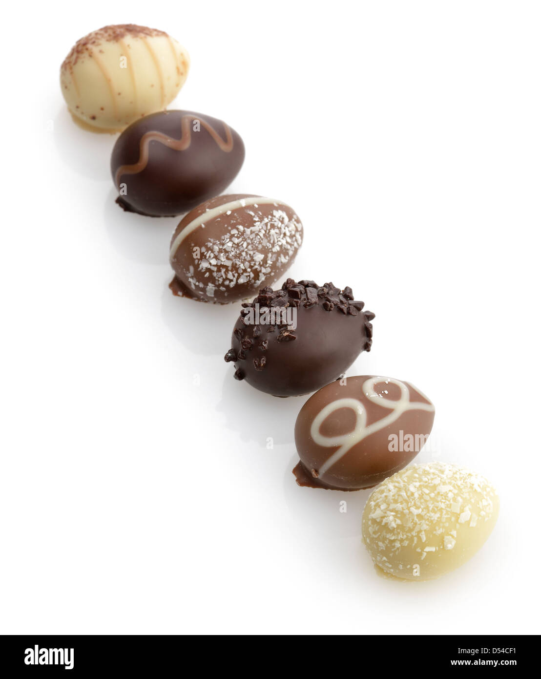 La collecte des Œufs en chocolat sur fond blanc Banque D'Images