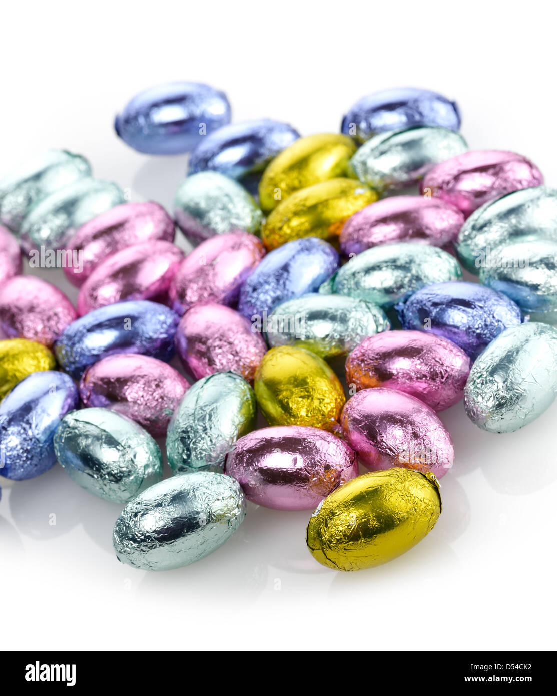 La collecte des Œufs en chocolat sur fond blanc Banque D'Images