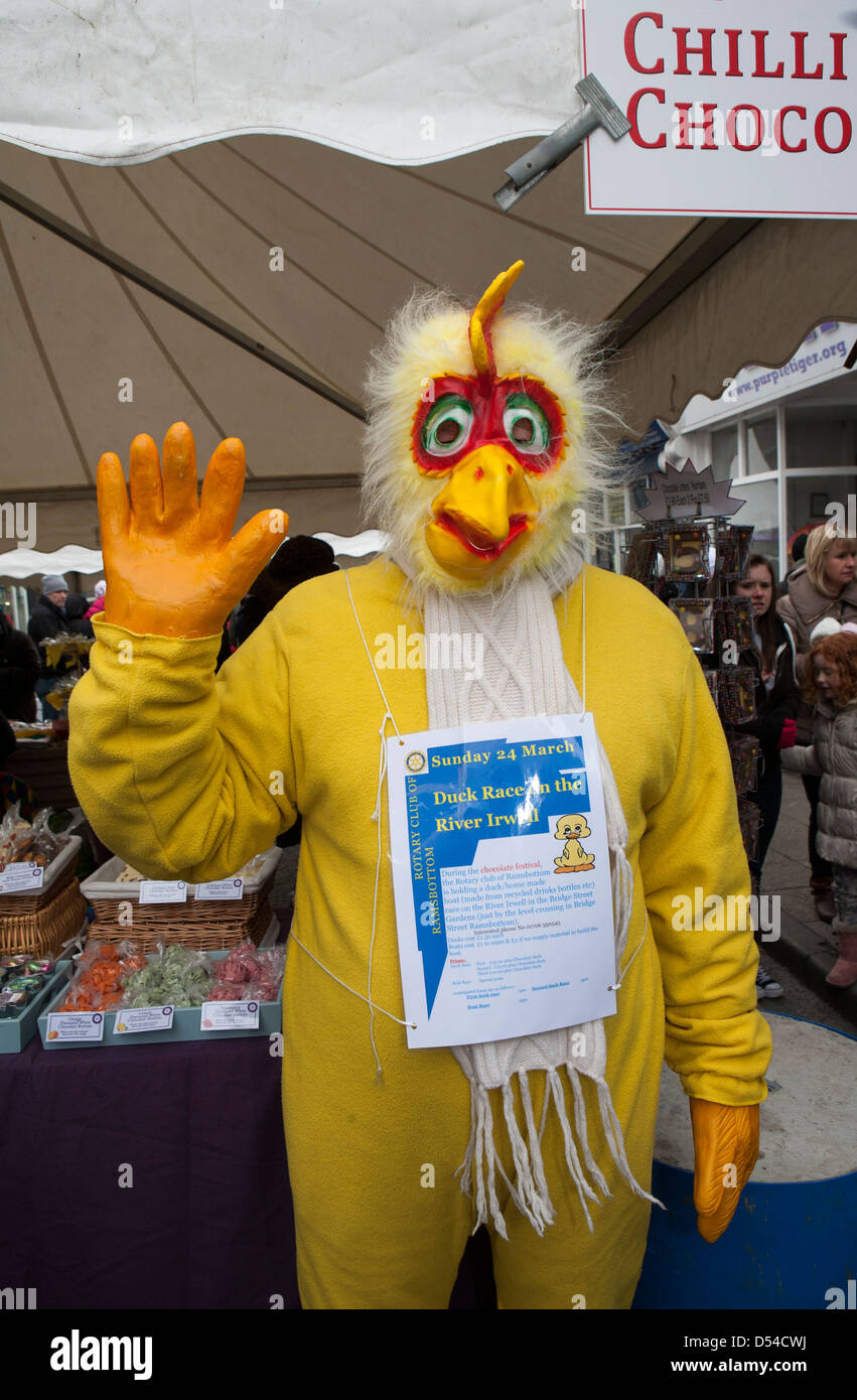 Cosatume de poulet sur mascotte au 5e Festival annuel du chocolat, qui a eu lieu à Bridge Street, Ramsbottom, Lancashire, Royaume-Uni Banque D'Images