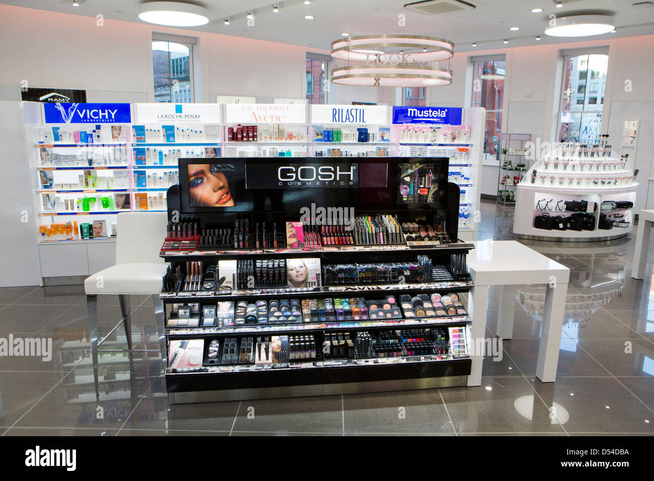 Cosmétiques haut de gamme sur l'affichage à un Walgreens Flagship store dans le centre-ville de Washington, DC. Banque D'Images