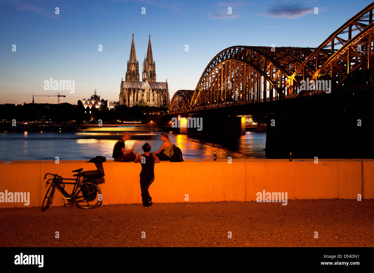 Koeln, Allemagne, paysage urbain avec la cathédrale de Cologne dans la soirée Banque D'Images