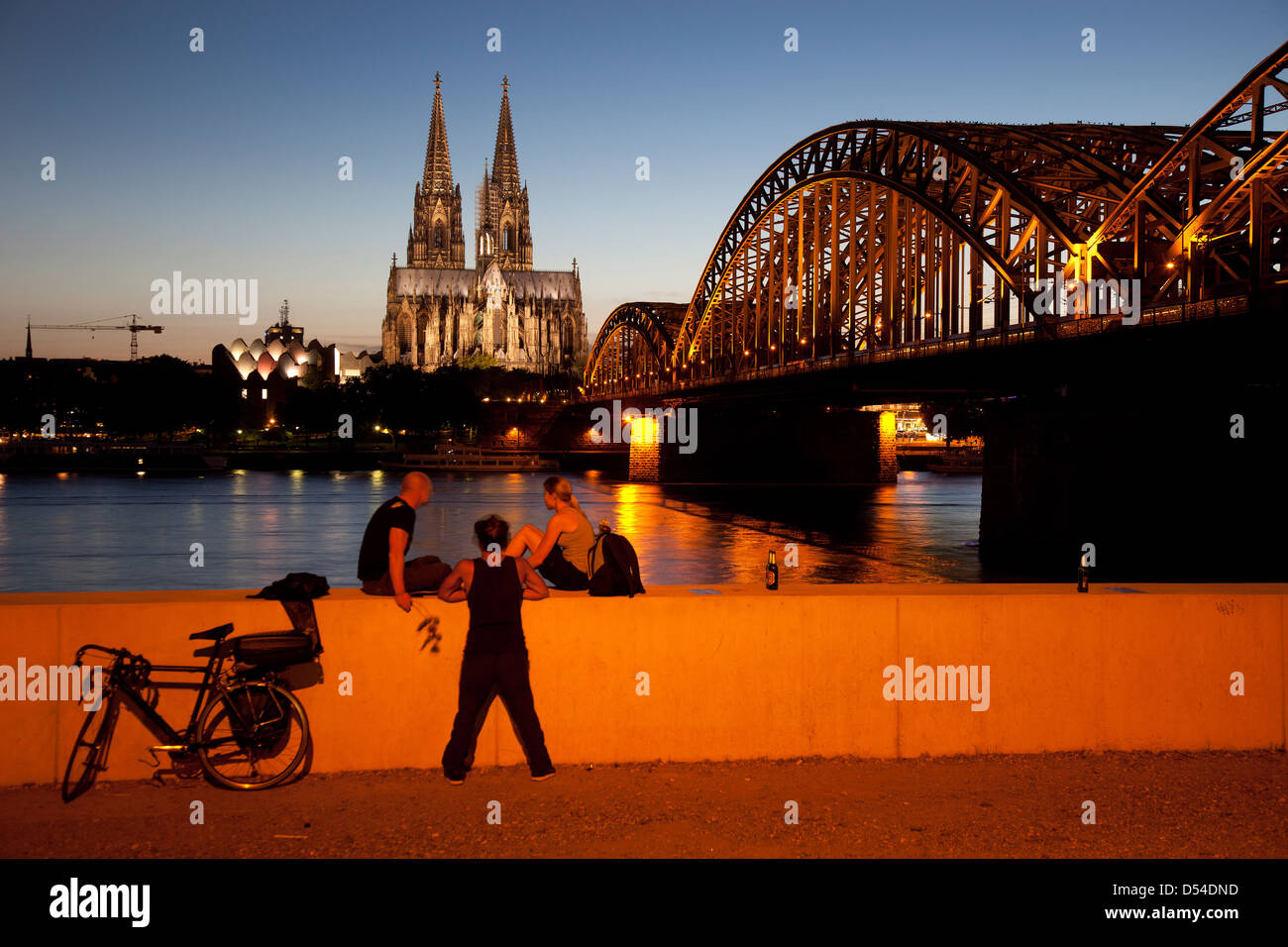 Koeln, Allemagne, paysage urbain avec la cathédrale de Cologne dans la soirée Banque D'Images