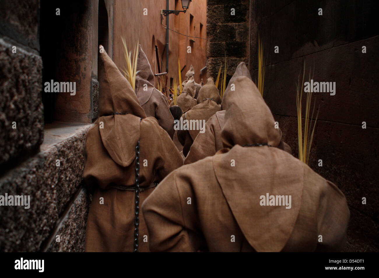 Mallorca, Espagne. 24 mars, 2013. Pénitents prendre part à la "entrada de Jésus une Jérusalem" (entrée à Jérusalem de Jésus) procession pendant la Semaine Sainte à Palma de Majorque, dans l'île espagnole de Majorque. Des centaines de processions ont lieu autour de l'horloge en Espagne pendant la Semaine Sainte, puisqu'il y a plusieurs siècles, réunissant des milliers de visiteurs et touristes. 24 mars 2013. Banque D'Images