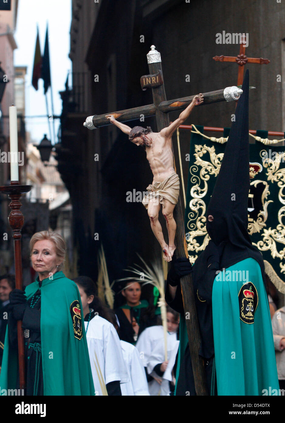 Mallorca, Espagne. 24 mars, 2013. Pénitents prendre part à la "entrada de Jésus une Jérusalem" (entrée à Jérusalem de Jésus) procession pendant la Semaine Sainte à Palma de Majorque, dans l'île espagnole de Majorque. Des centaines de processions ont lieu autour de l'horloge en Espagne pendant la Semaine Sainte, puisqu'il y a plusieurs siècles, réunissant des milliers de visiteurs et touristes. 24 mars 2013. Banque D'Images