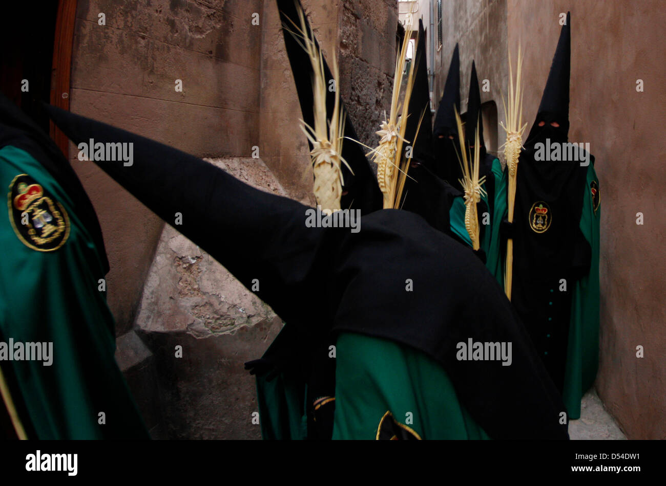 Mallorca, Espagne. 24 mars, 2013. Pénitents prendre part à la "entrada de Jésus une Jérusalem" (entrée à Jérusalem de Jésus) procession pendant la Semaine Sainte à Palma de Majorque, dans l'île espagnole de Majorque. Des centaines de processions ont lieu autour de l'horloge en Espagne pendant la Semaine Sainte, puisqu'il y a plusieurs siècles, réunissant des milliers de visiteurs et touristes. 24 mars 2013. Banque D'Images