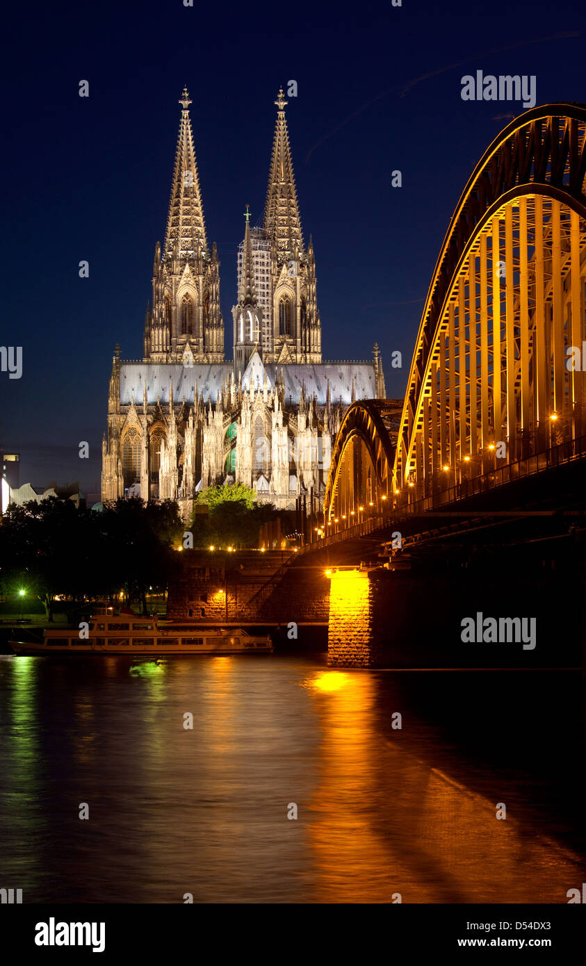 Koeln, Allemagne, paysage urbain avec la cathédrale de Cologne la nuit Banque D'Images