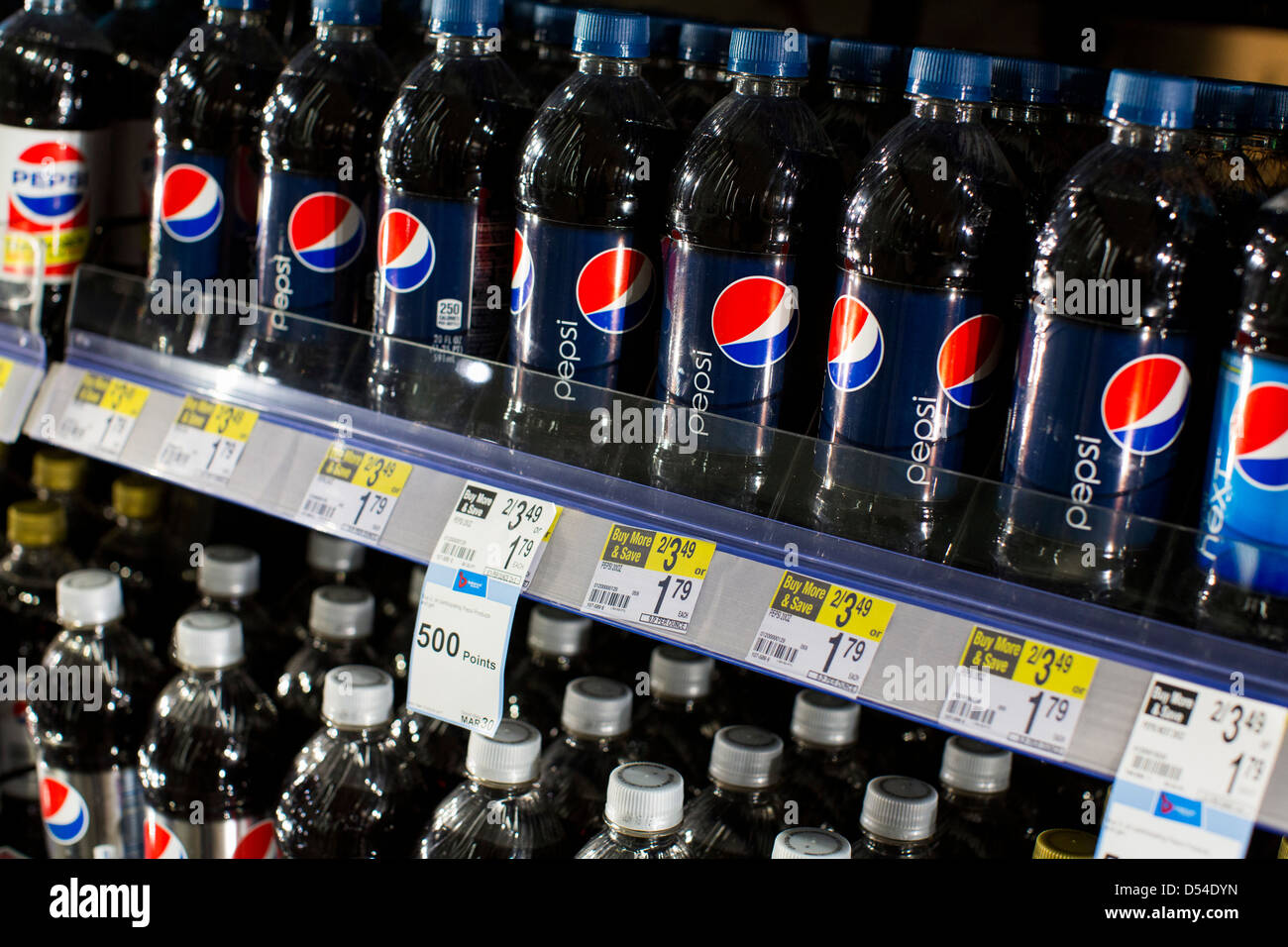 Produits Pepsi sur l'affichage à un Walgreens Flagship store. Banque D'Images