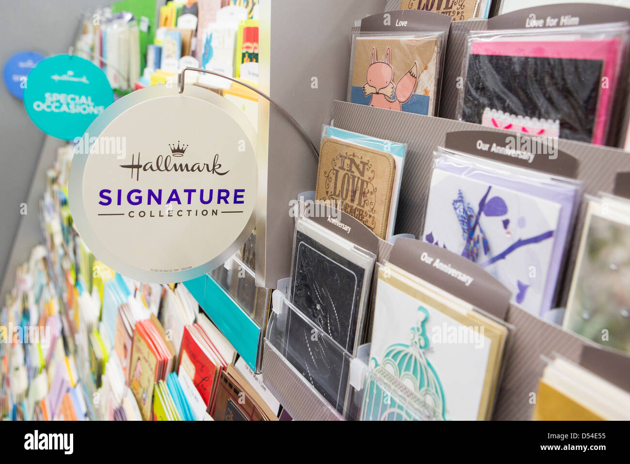 Marque de cartes de vœux sur l'affichage à un Walgreens Flagship store. Banque D'Images