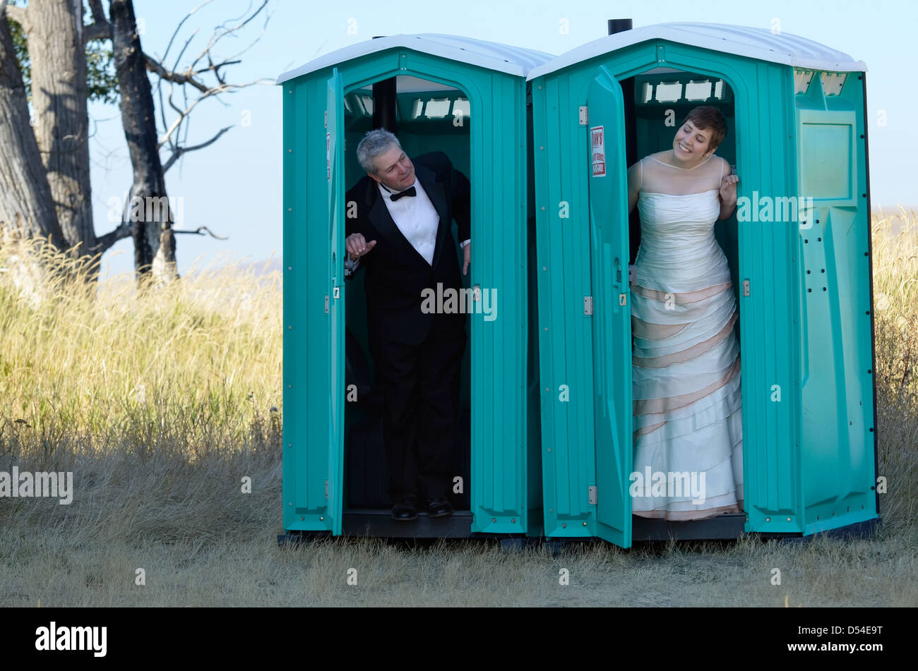 Couple de mariage dans les toilettes portables. Banque D'Images