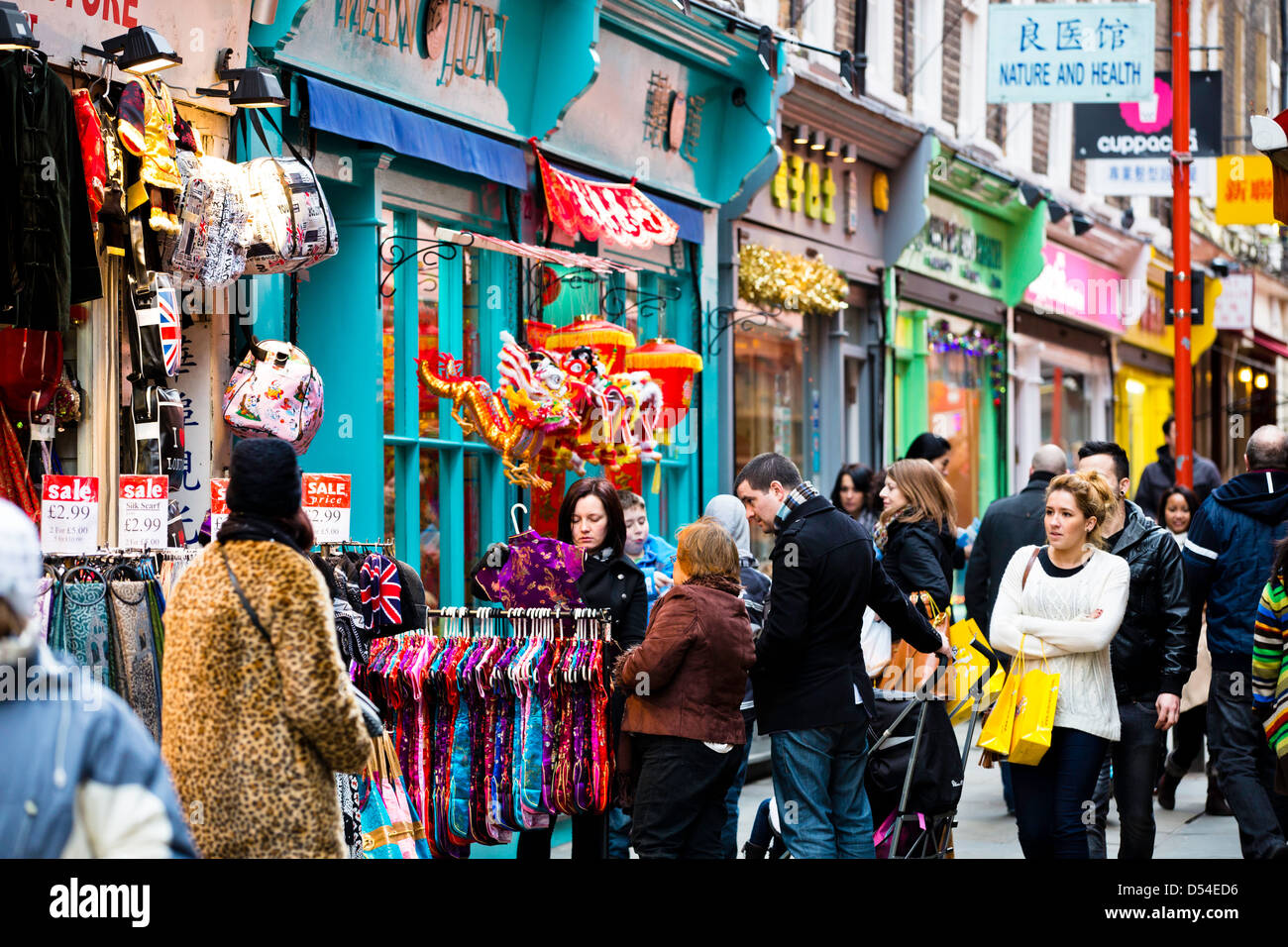 Shopping in Chinatown, Londres, Royaume-Uni Banque D'Images