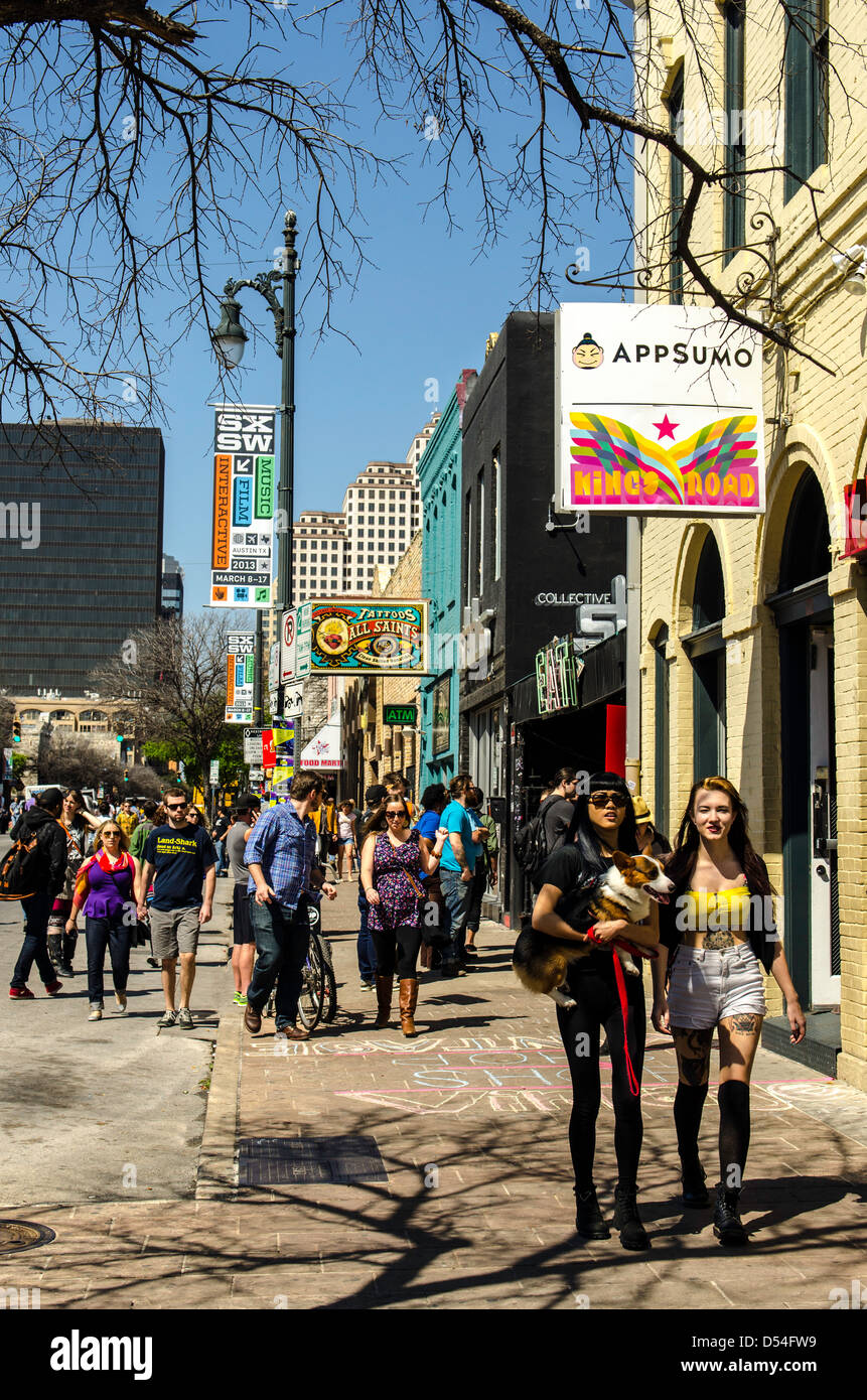 Les gens qui marchent autour de la 6e rue pendant SXSW music festival Austin Texas US Banque D'Images