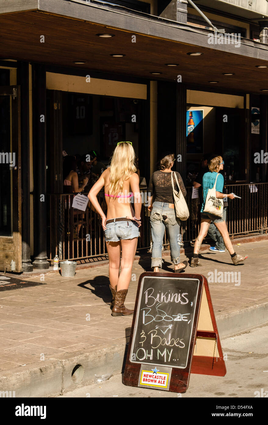 En dehors d'un bar sur la 6ème rue Austin Texas US Banque D'Images