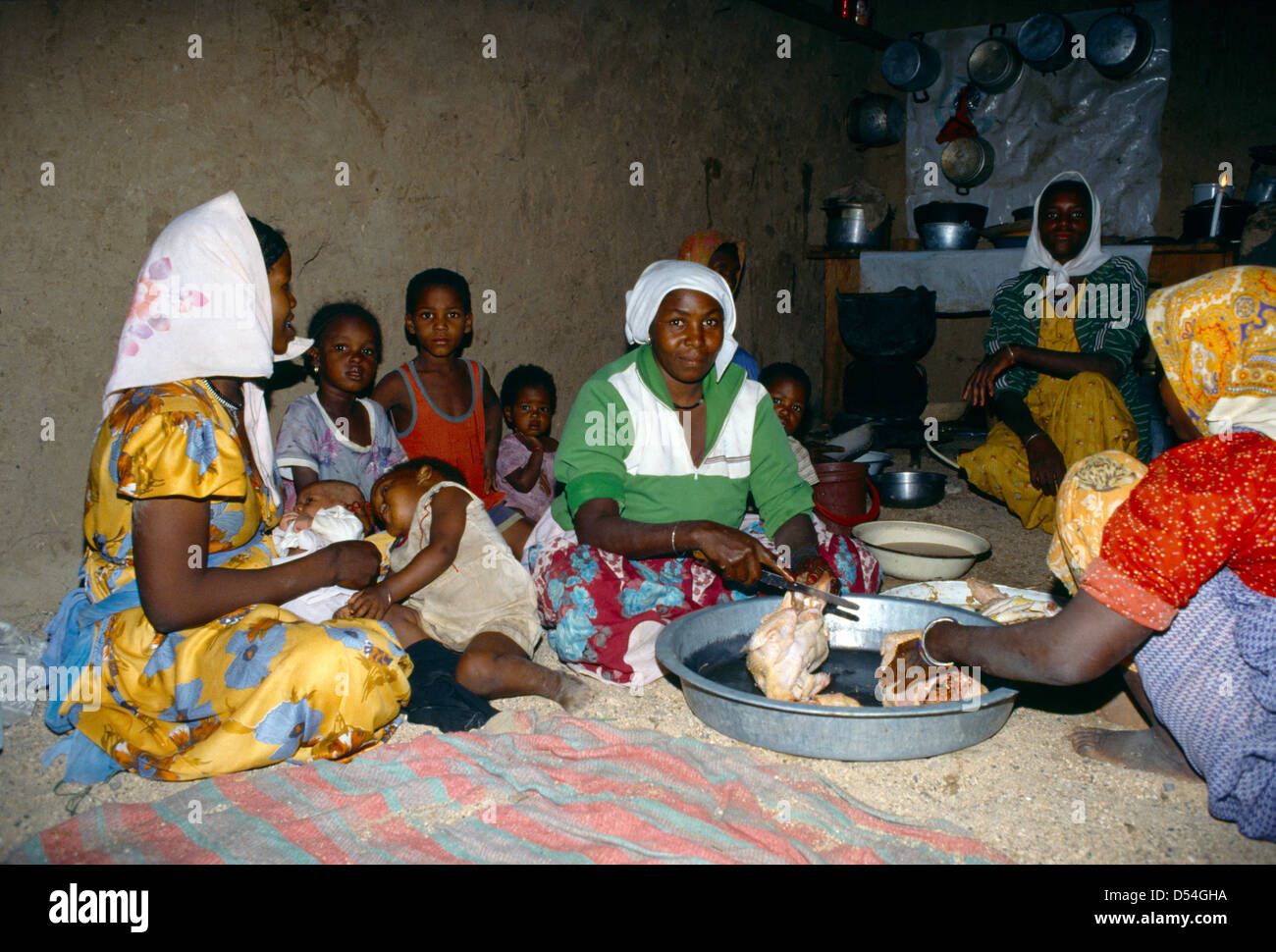 Algérie femmes préparent le dîner de poulet Banque D'Images