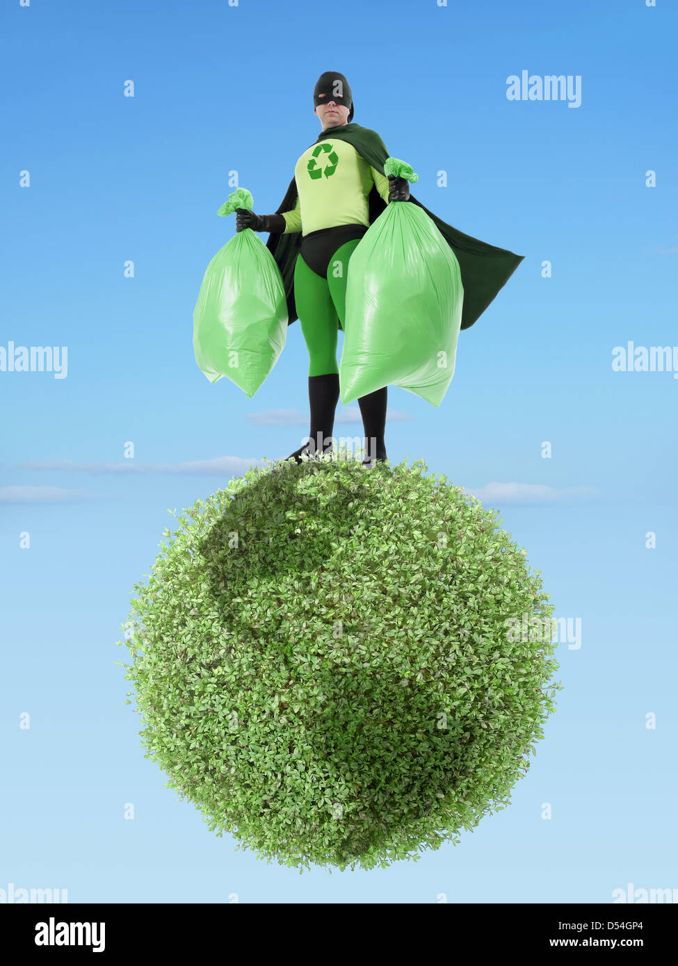 Super-héros Eco tenant deux sacs en plastique plein d'ordures debout sur Terre Verte planète - environnement propre concept Banque D'Images