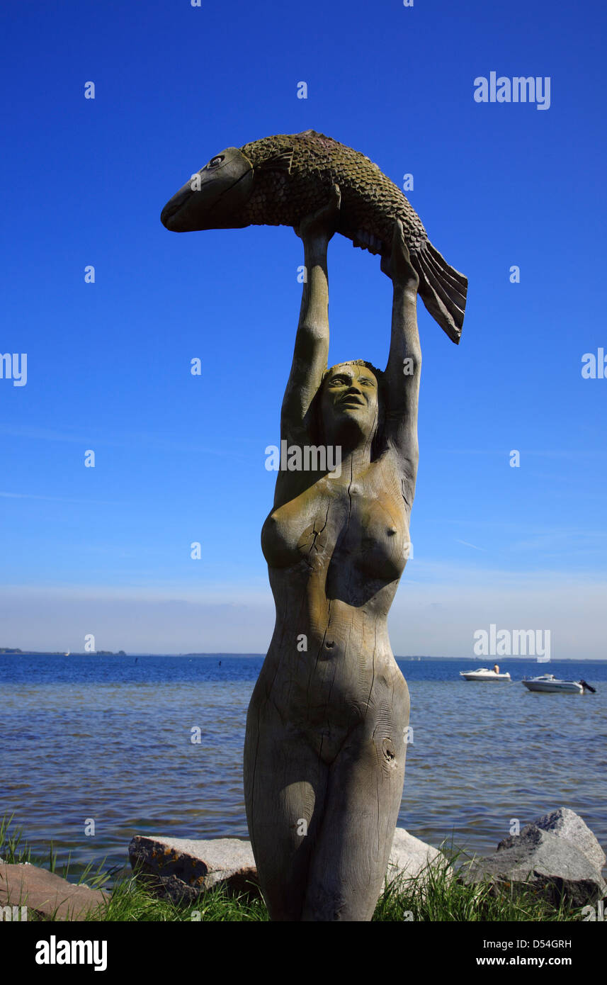 L'île de Hiddensee, Neuendorf, sculpture en bois dans le port, le Mecklembourg Poméranie occidentale, Allemagne Banque D'Images