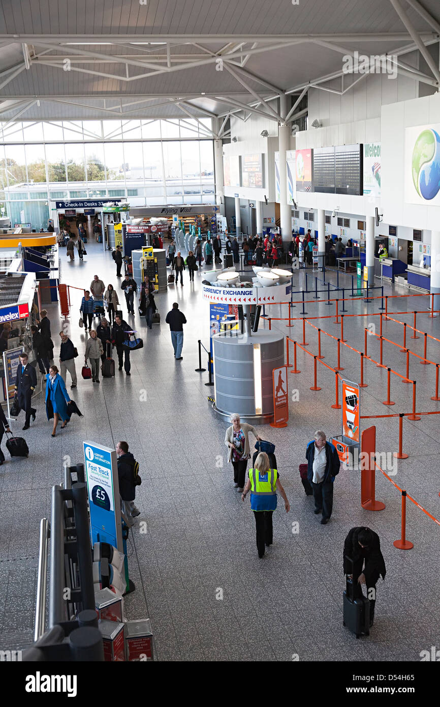 Hall des départs, l'aéroport de Bristol, Angleterre, Royaume-Uni Banque D'Images