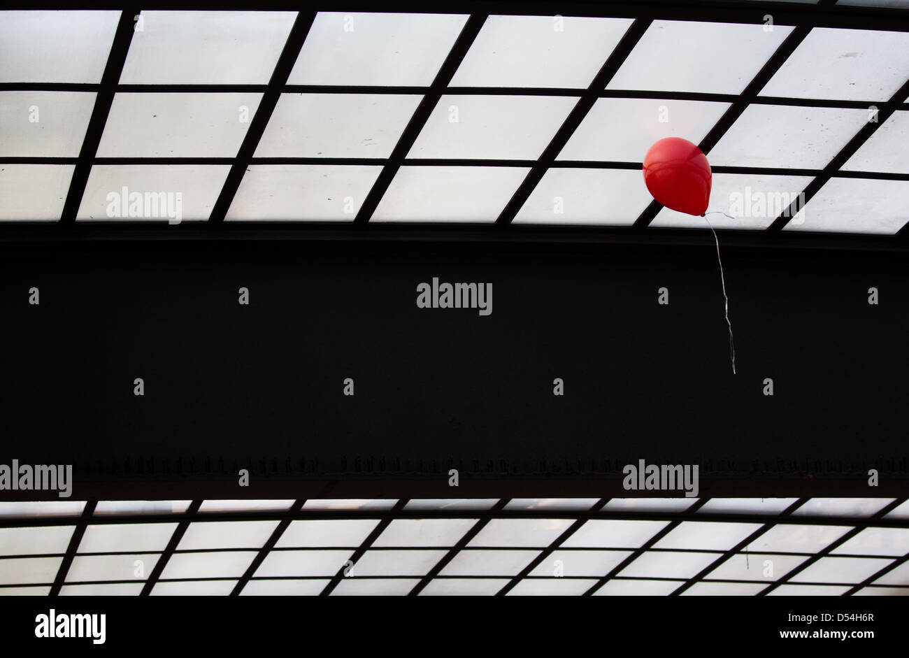 Berlin, Allemagne, ballon rouge sous le toit de la station zoo Banque D'Images