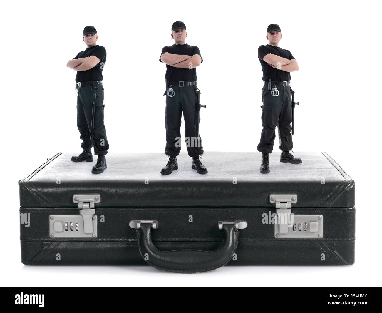 Trois gars debout sur cipher noir valise tourné sur blanc, concept de sécurité Banque D'Images