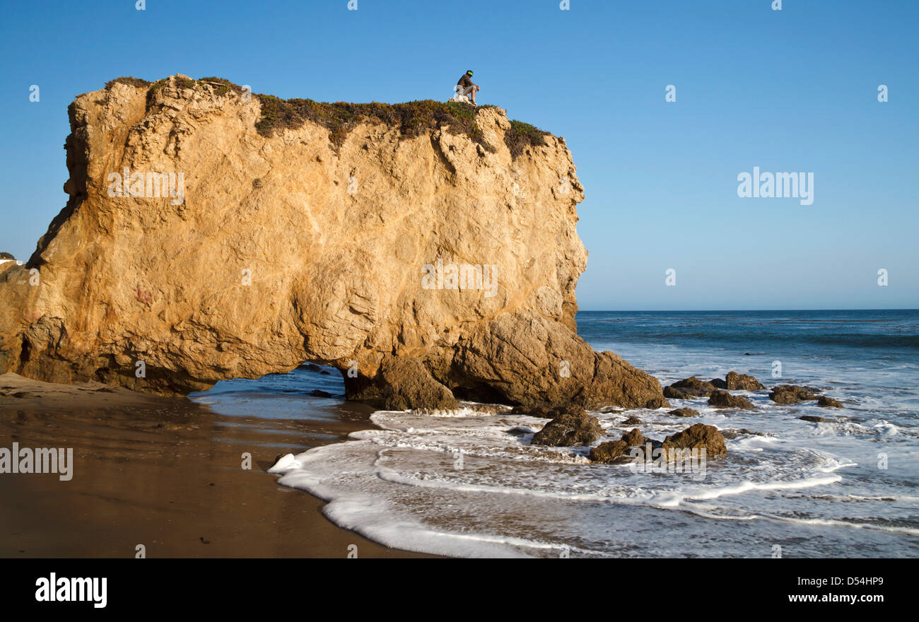 Visiteur au sommet de formation à El Matador State Beach en Californie du Sud Banque D'Images