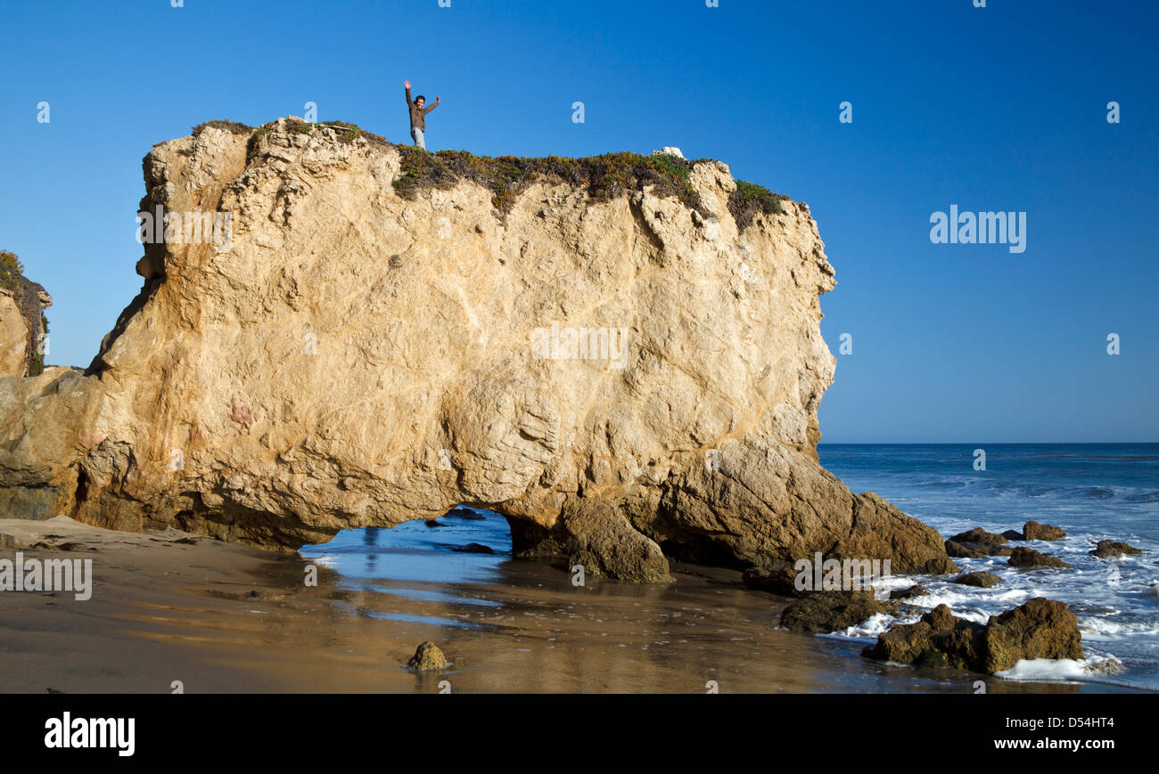 Homme avec bras levés au-dessus de formation à El Matador State Beach en Californie du Sud Banque D'Images