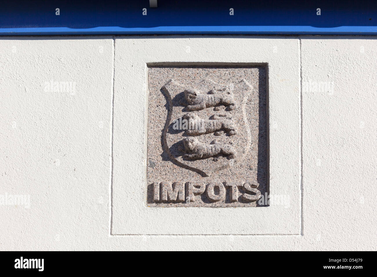 Impots et le bouclier sur la plaque de douanes Ecrehous Island Jersey Channel Islands UK Banque D'Images