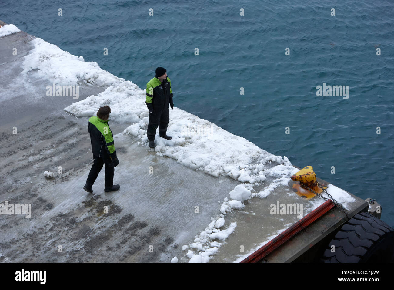 Les quais en attente sur des cordes pour les navires à passagers hurtigruten sur havoysund pier en hiver la norvège europe Banque D'Images