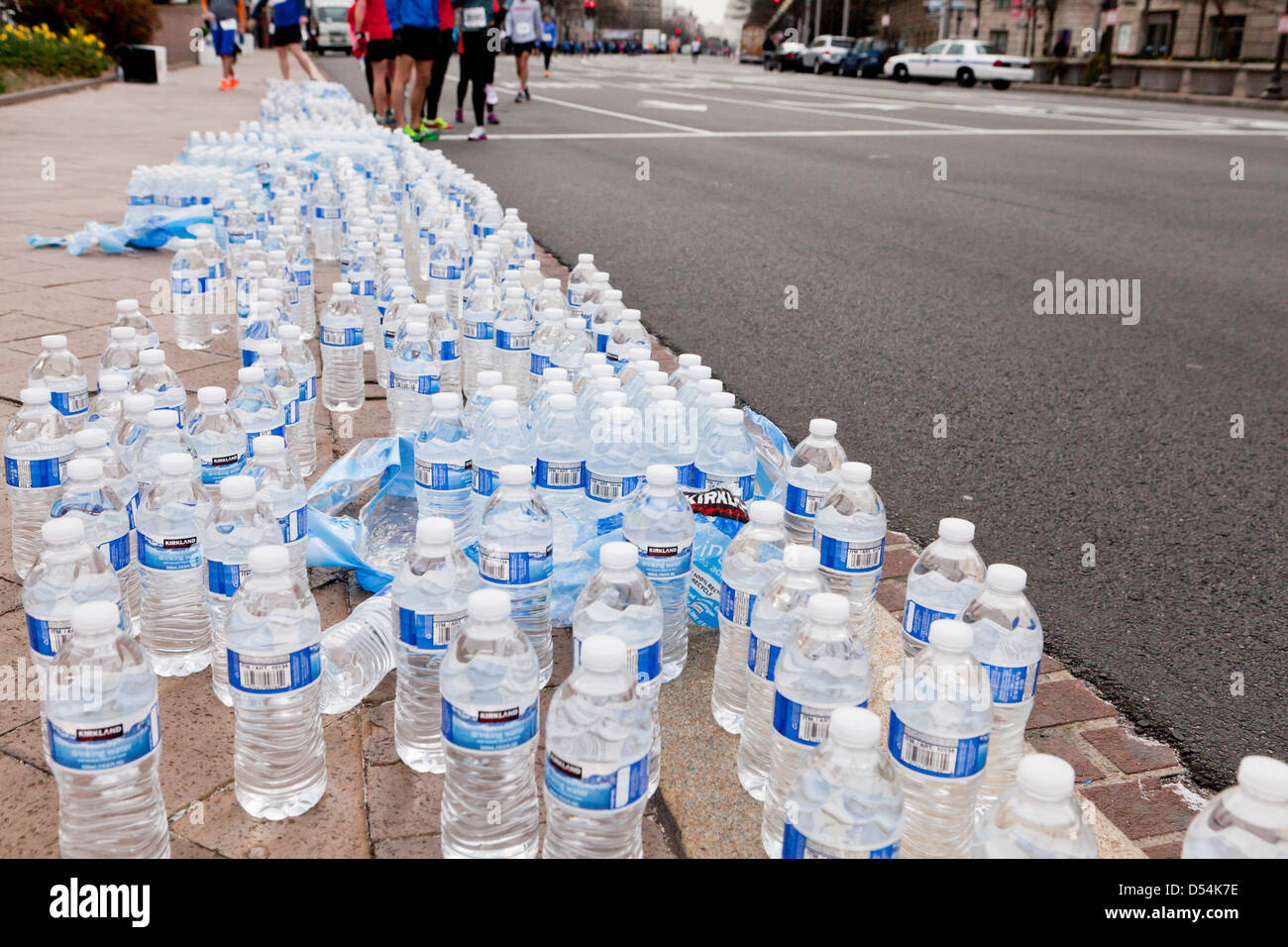 L'eau embouteillée alignés pour la race porteur Banque D'Images
