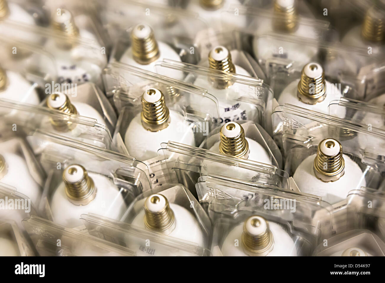 Petite vis Edison ampoules basse énergie dans des cartons, UK Banque D'Images