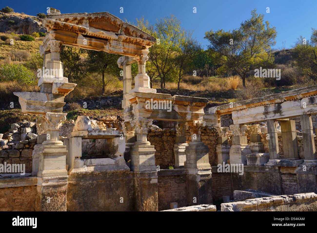 Ruines de la fontaine de l'empereur Trajan sur curetes rue d'Ephèse turquie Banque D'Images