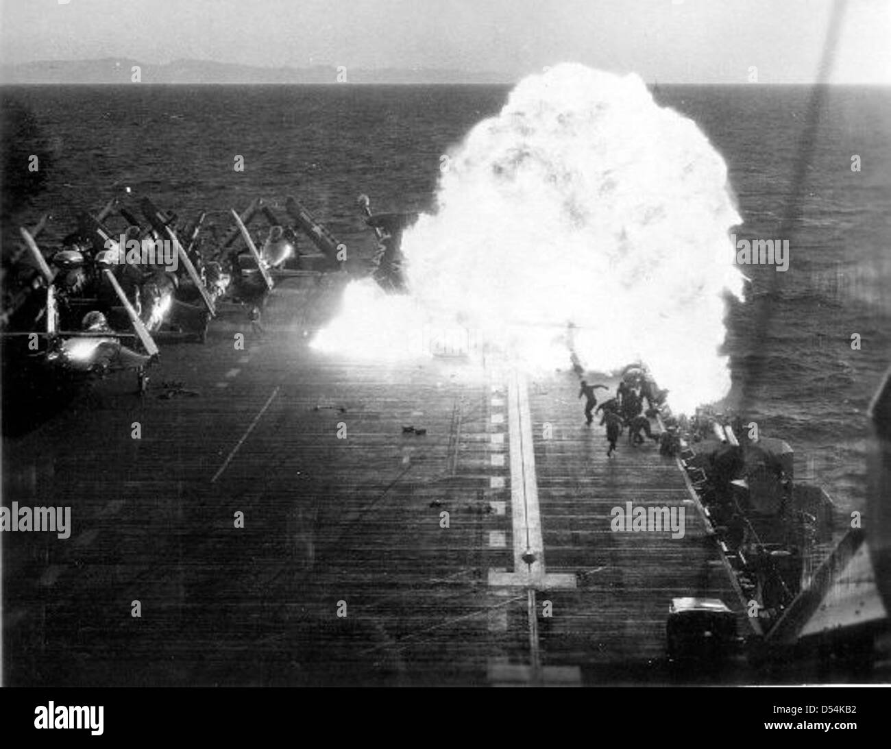 L'USS Essex (CV-9) était un porte-avions qui a joué un rôle clé pendant la seconde Guerre mondiale et la Guerre froide. Servant à de multiples titres, y compris en tant que porte-avions et porte-avions d'attaque, l'Essex faisait partie des porte-avions de classe Essex et jouait un rôle déterminant dans l'aviation navale et l'histoire militaire. Banque D'Images