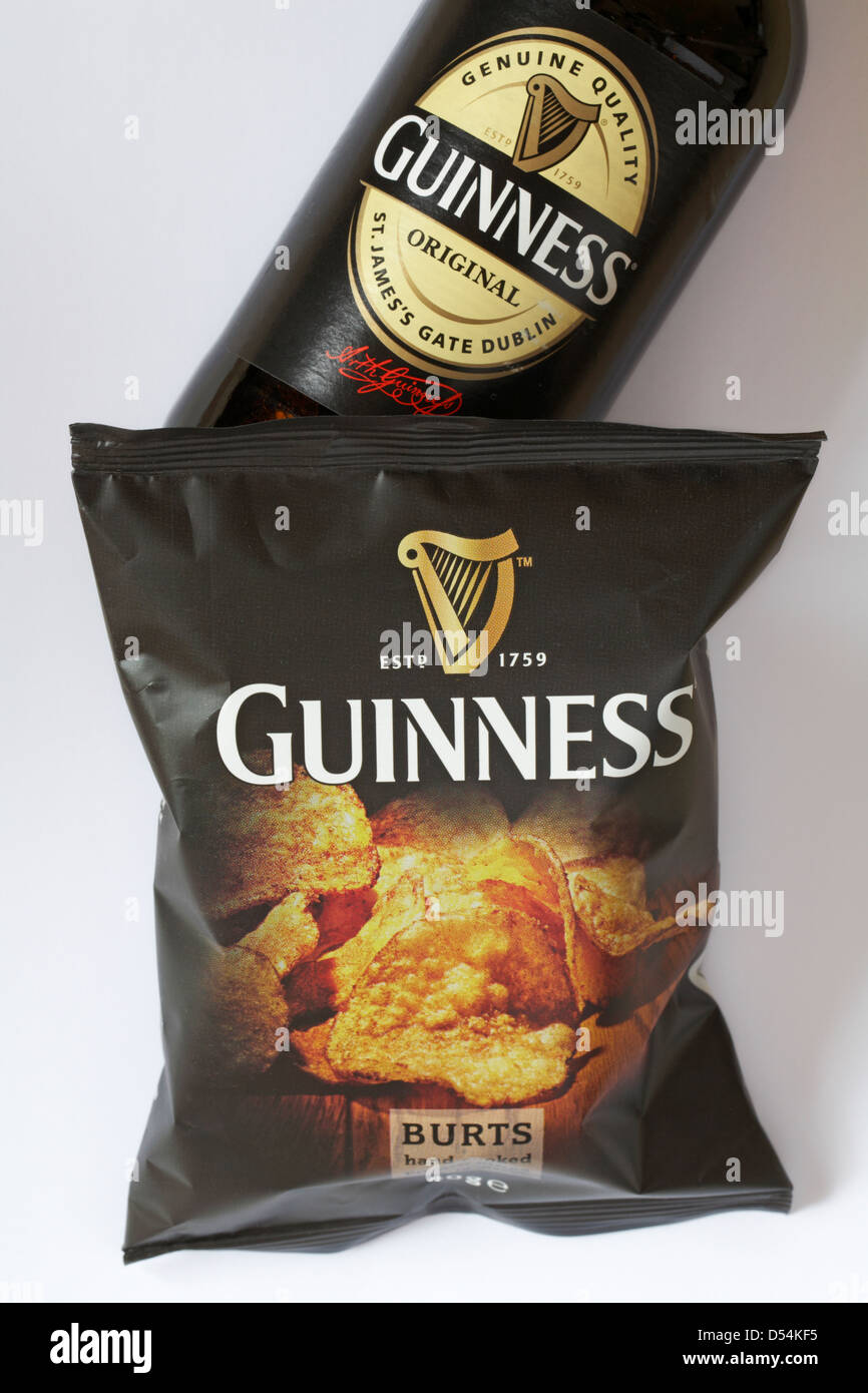 Sachet de 40g main Guinness Burts chips de pomme de terre cuite faite dans le Devon avec une bouteille de Guinness sur fond blanc Banque D'Images