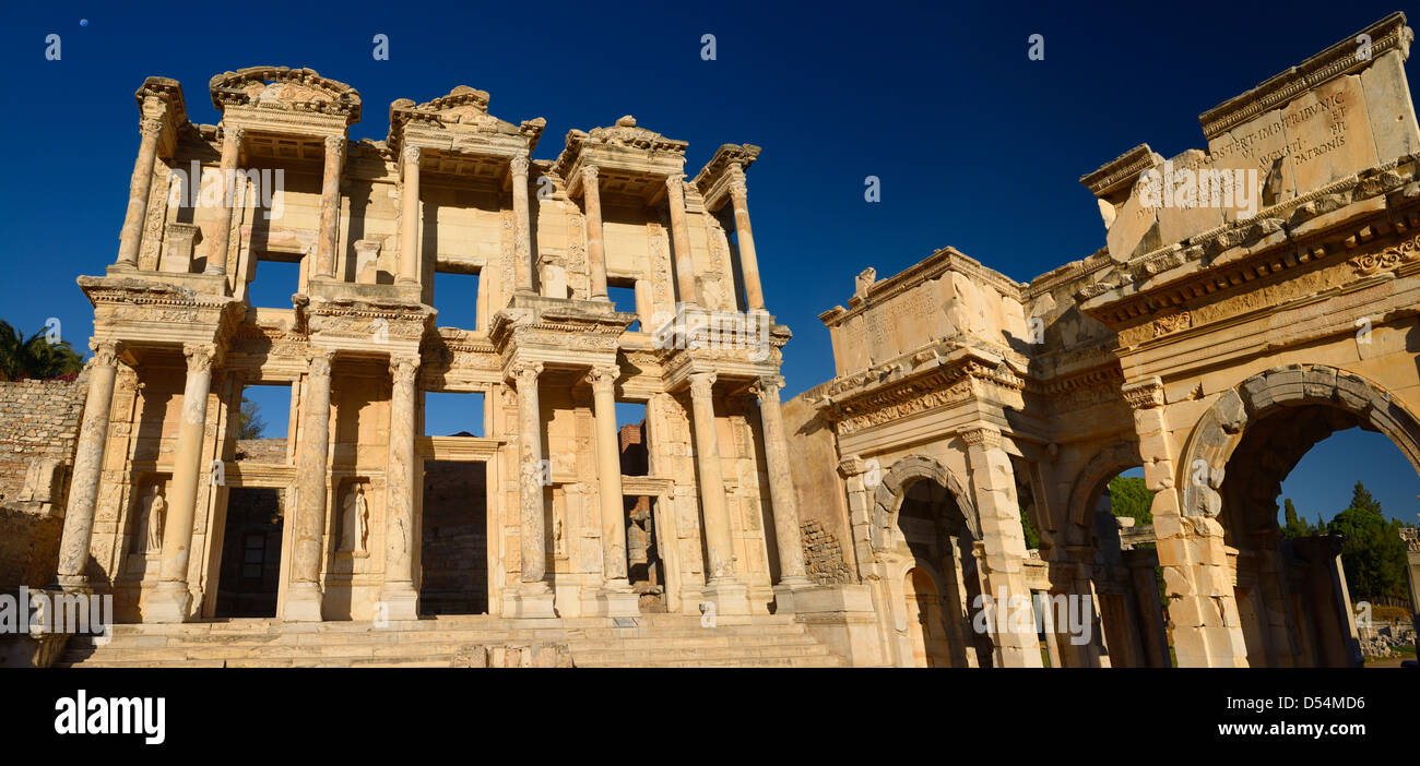Panorama de la bibliothèque de Celsus et mazaeus et methridates tetrogonos portes de l'agora d'Ephèse turquie Banque D'Images