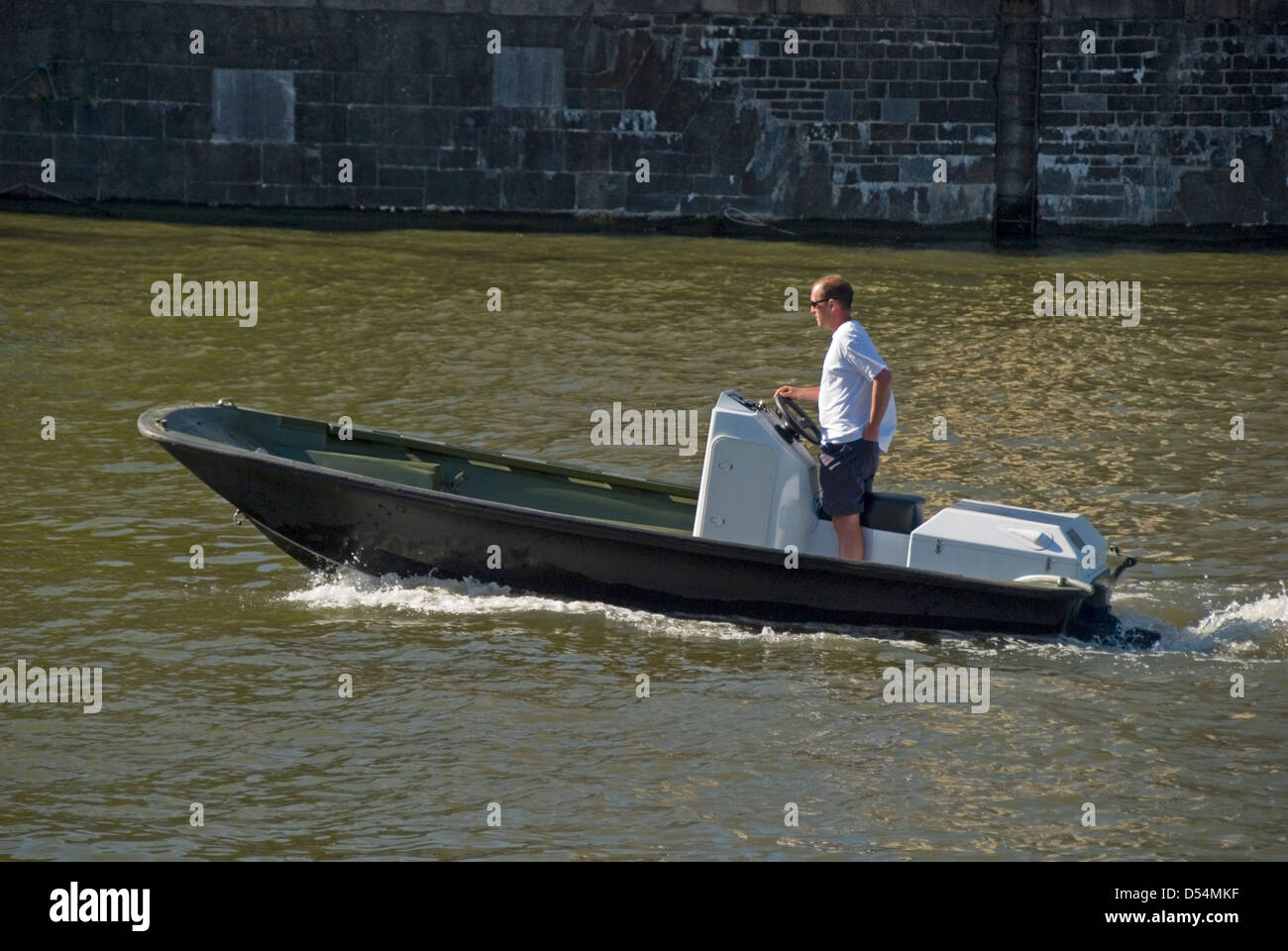 L'homme dans un petit bateau à moteur, le port de Bristol, Angleterre, Royaume-Uni Banque D'Images L'homme dans un petit bateau à moteur, le port de Bristol, Angleterre, Royaume-Uni Banque D'Images