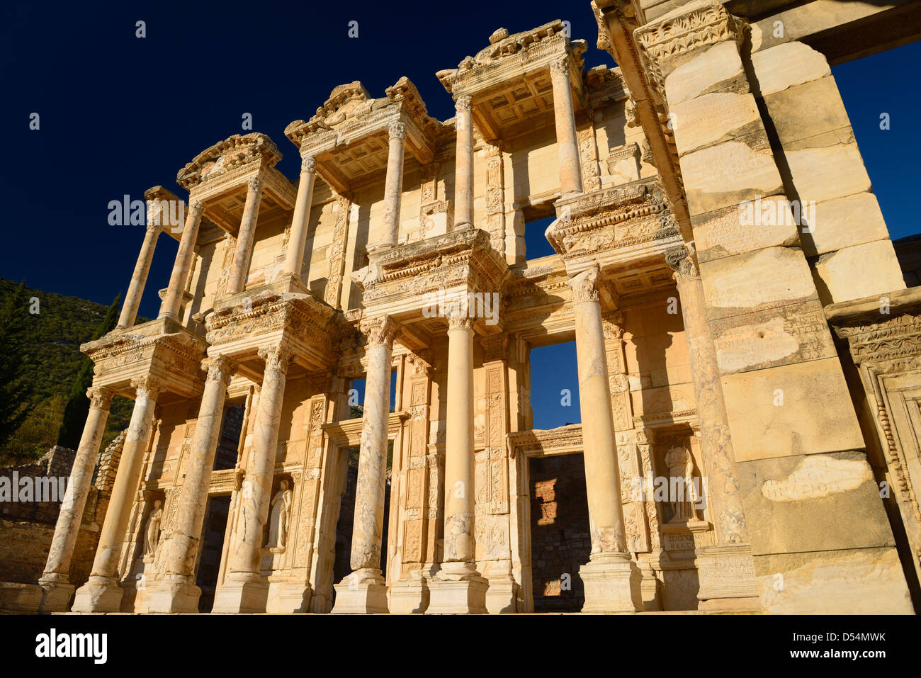 Ruines de la façade de la bibliothèque de Celsus à partir de l'agora porte à l'ancienne ville d'Ephèse turquie Banque D'Images