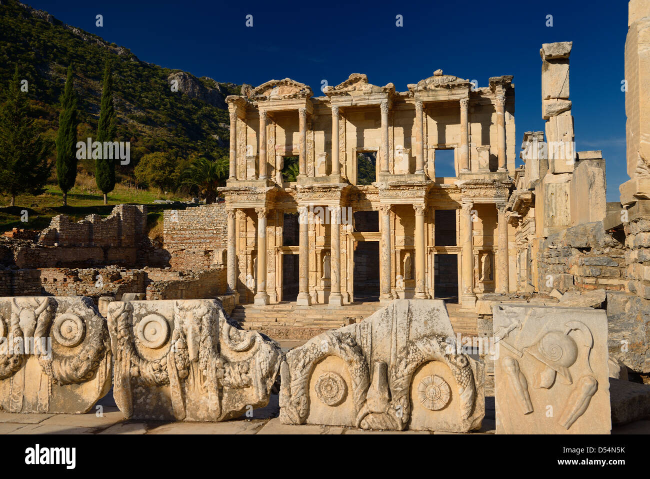 Vue des ruines entourant la bibliothèque de Celsus à partir de la rue de marbre antique d'Ephèse en Turquie Banque D'Images