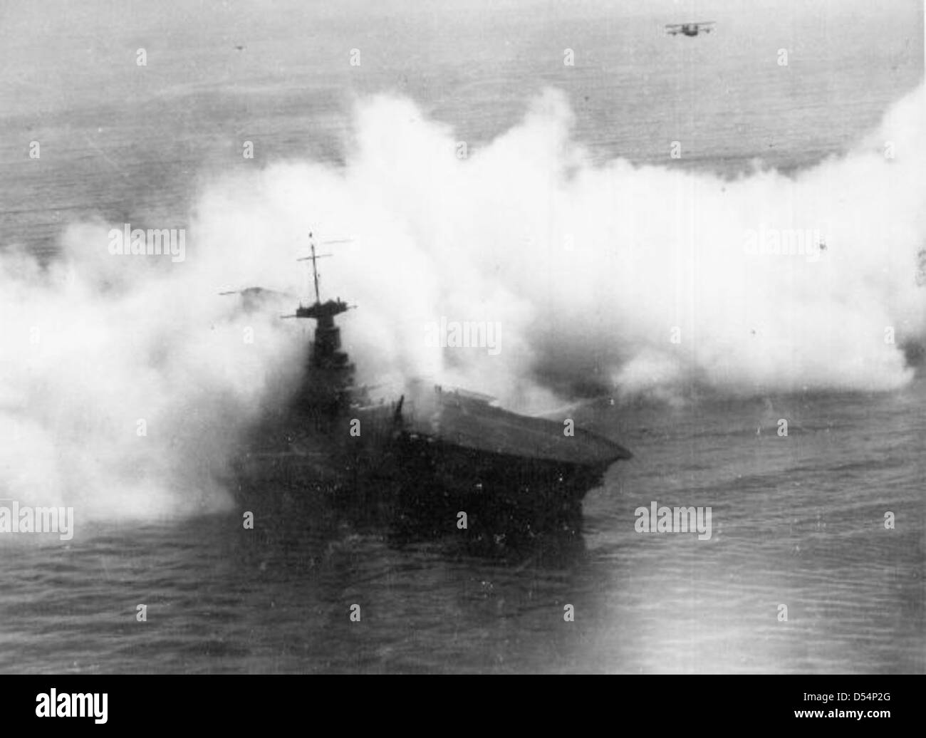 L'USS Saratoga (CV-3) passe à travers un écran de fumée pendant les exercices navals, montrant sa maniabilité tactique dans les simulations de combat. Cet exercice met en évidence l’état de préparation du transporteur et l’accent mis par la Marine sur la stratégie opérationnelle et les tactiques de défense. Banque D'Images