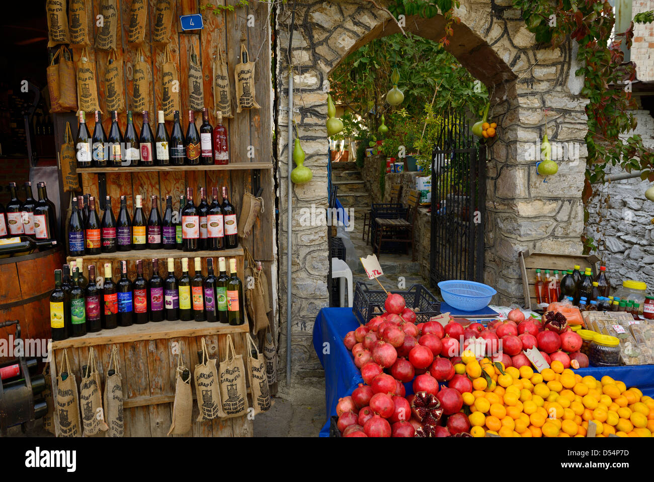 Oranges grenade fraîche huile d'olive et de vins de fruits dans un magasin en ville rurale de Sirince Turquie Banque D'Images