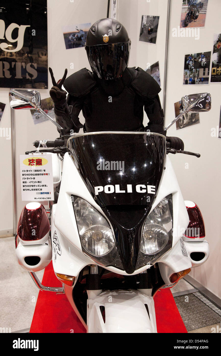 22 mars, 2013, Tokyo, Japon - un policier à moto Salon de la moto de Tokyo. Le 40e Salon de la moto de Tokyo 2013 motocyclettes amène des marchandises telles que équitation porte et accessoires des sociétés japonaises et étrangères. Les motos les plus importants de tous les coins du monde exposition est organisée par l'Association de Tokyo Motorcycle Show au Tokyo Big Sight. L'exposition se tiendra du 22 au 24 mars. (Photo de Rodrigo Reyes Marin/AFLO) Banque D'Images