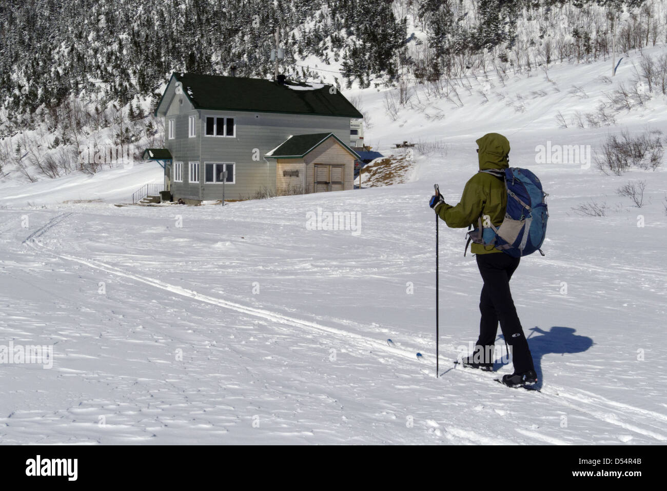 Un skieur de l'arrière-pays passant les Mines Madeleine refuge dans les montagnes Chic Choc dans le Parc de la Gaspésie, Québec Canada Banque D'Images